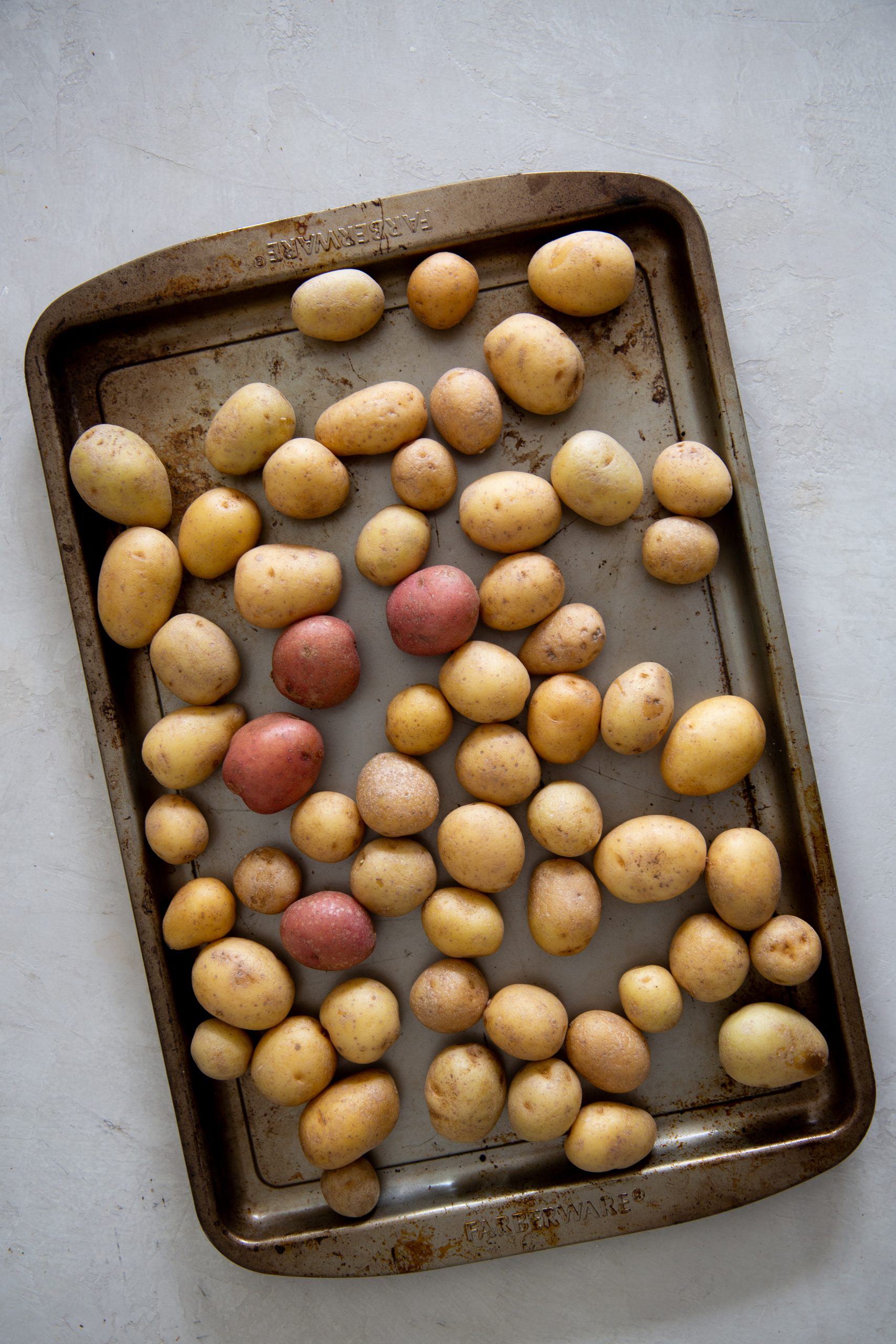 papas sobre una charola para horno