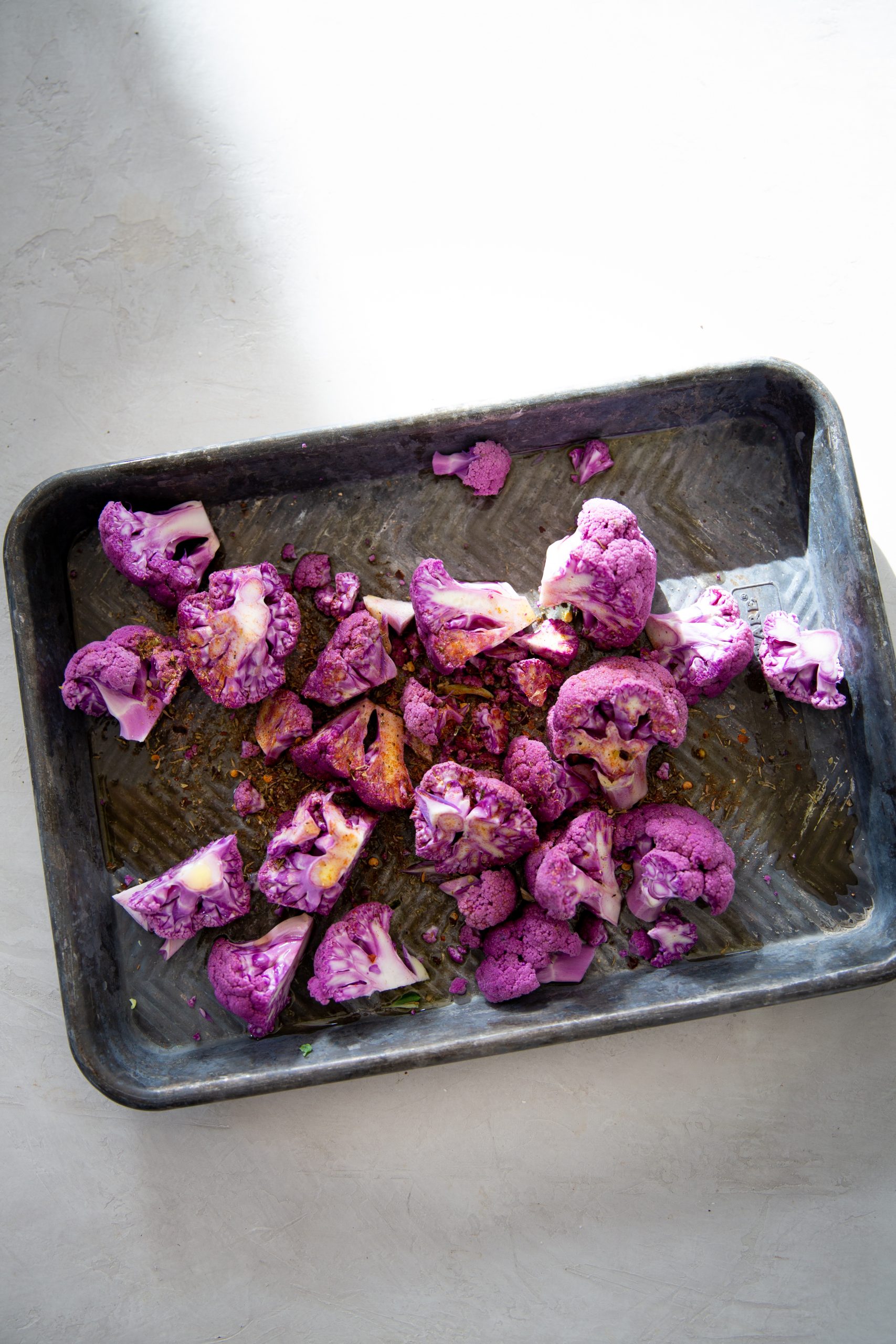 coliflor morada en una charola para horno