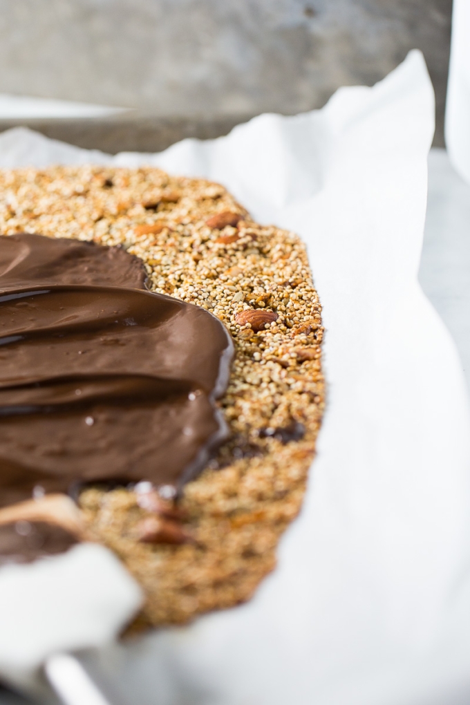 Brittle de quinoa, nueces, semillas y chocolate