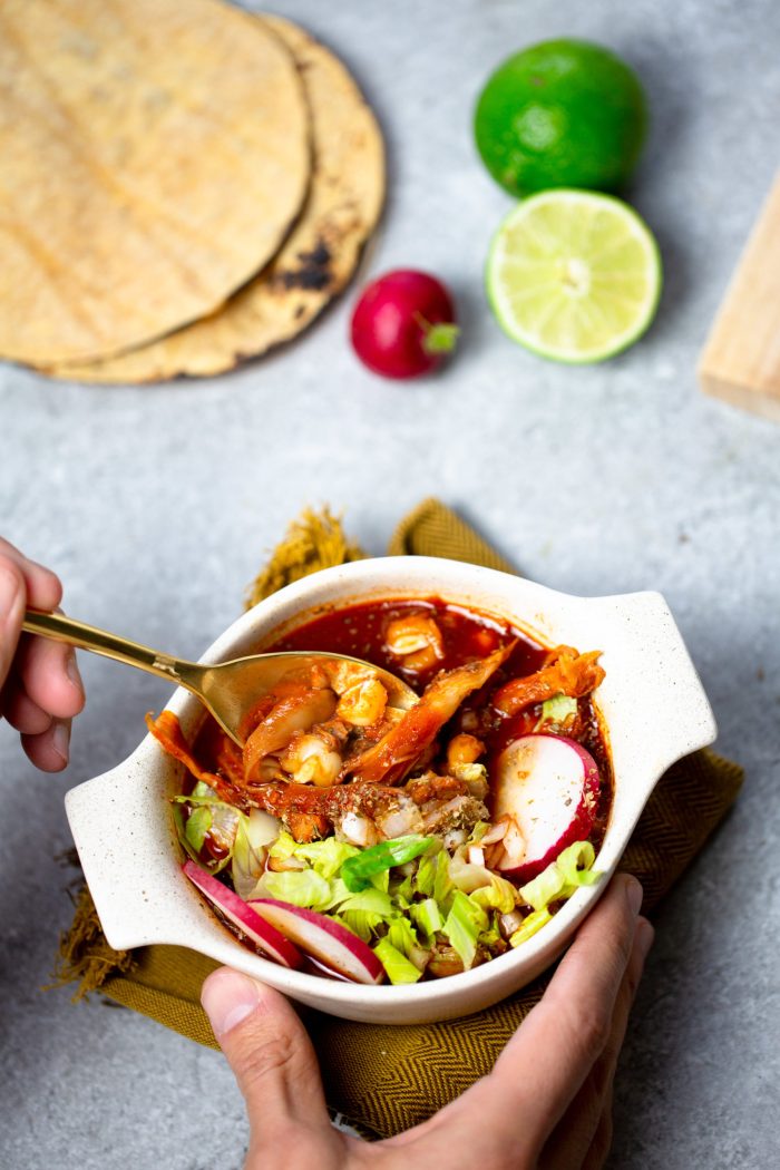 pozole-rojo-vegano.piloncilloyvainilla.com-27-scaled