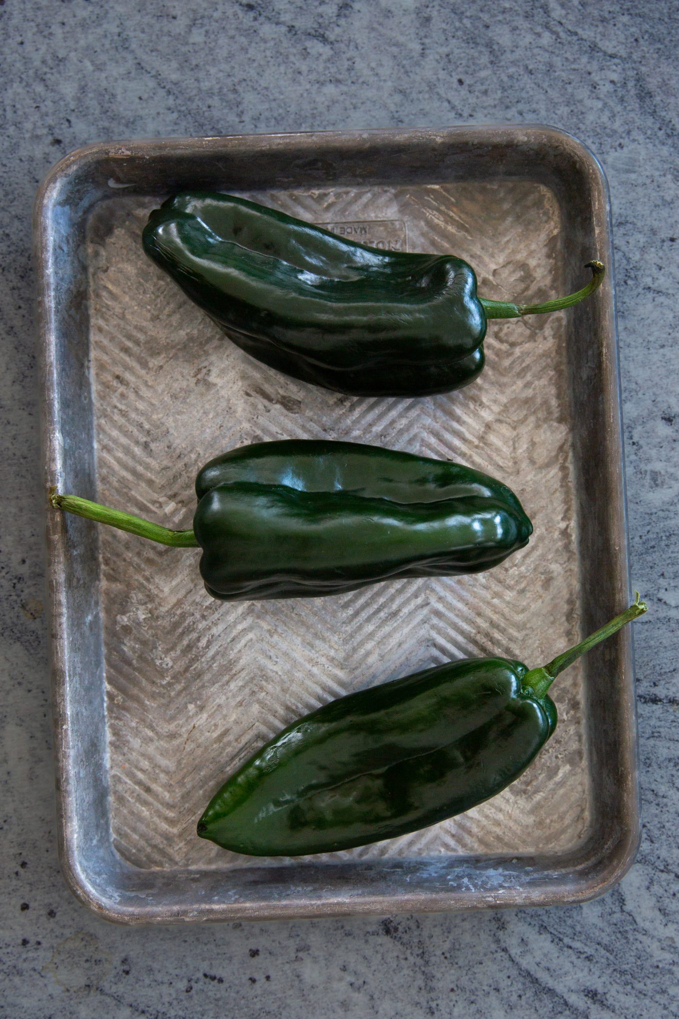 chile poblano en charola