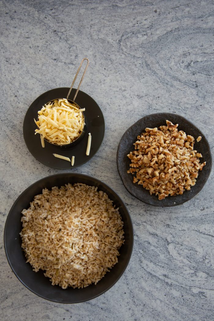 arroz integral, queso rallado y nuez picada