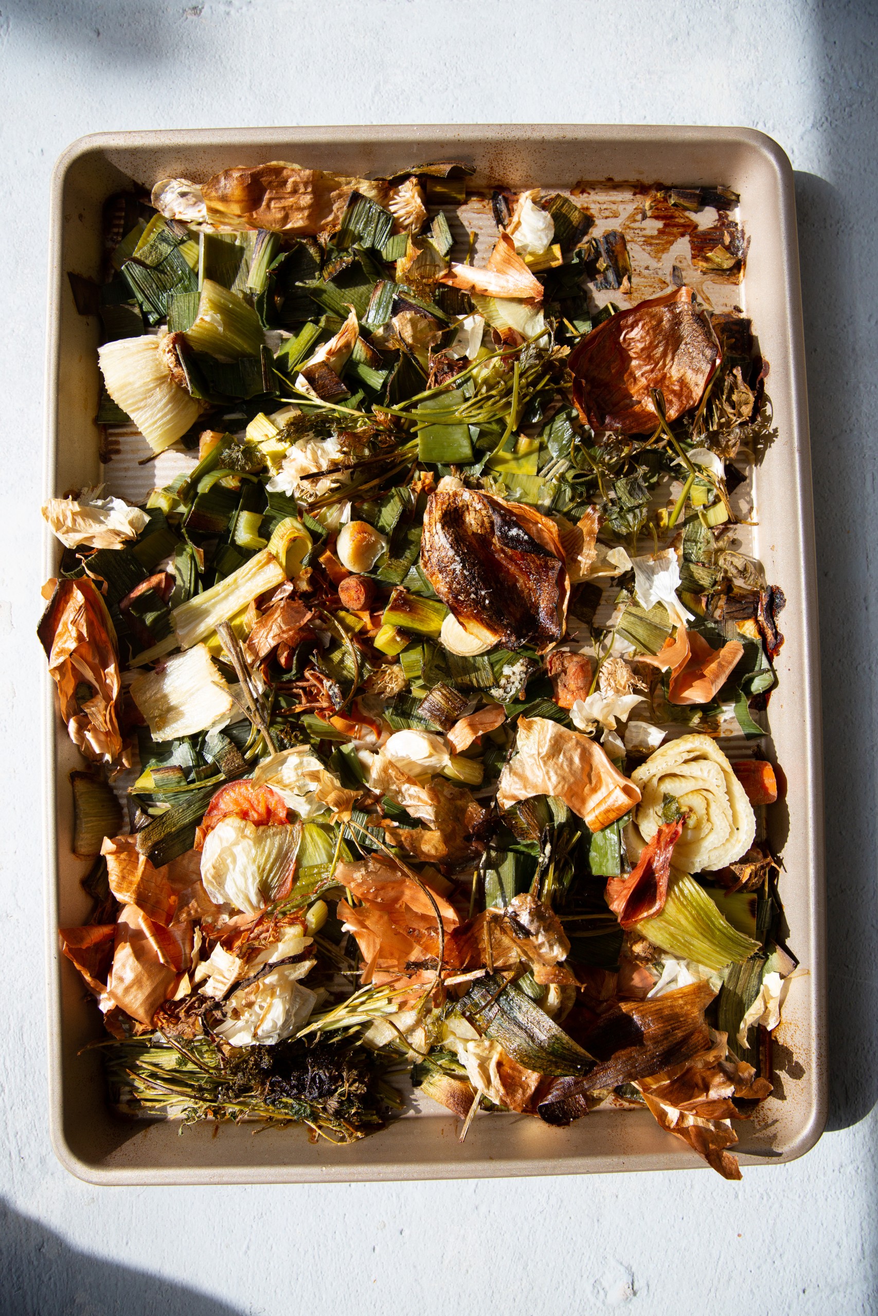 Charola con c&aacute;scaras de verduras rostizadas y doradas
