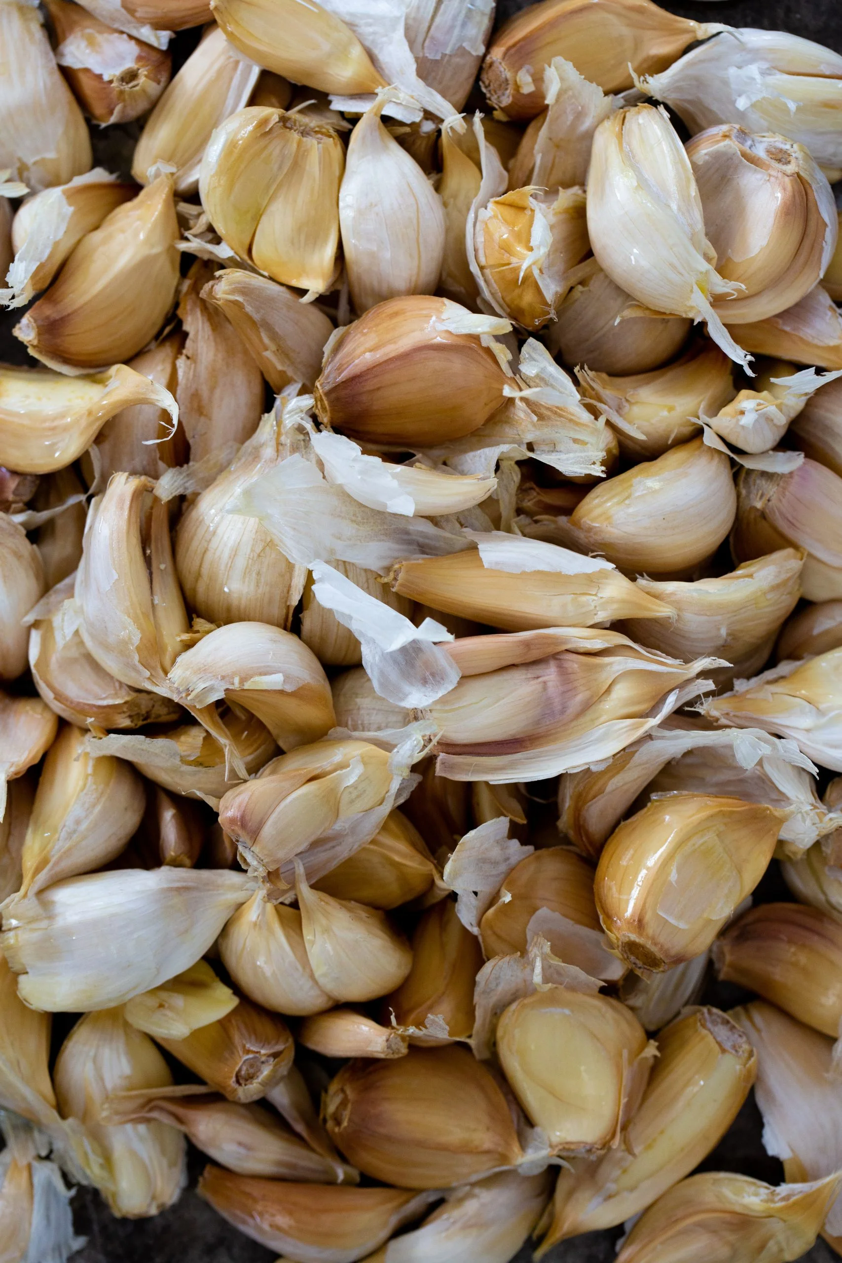 dientes de ajo sobre charola.