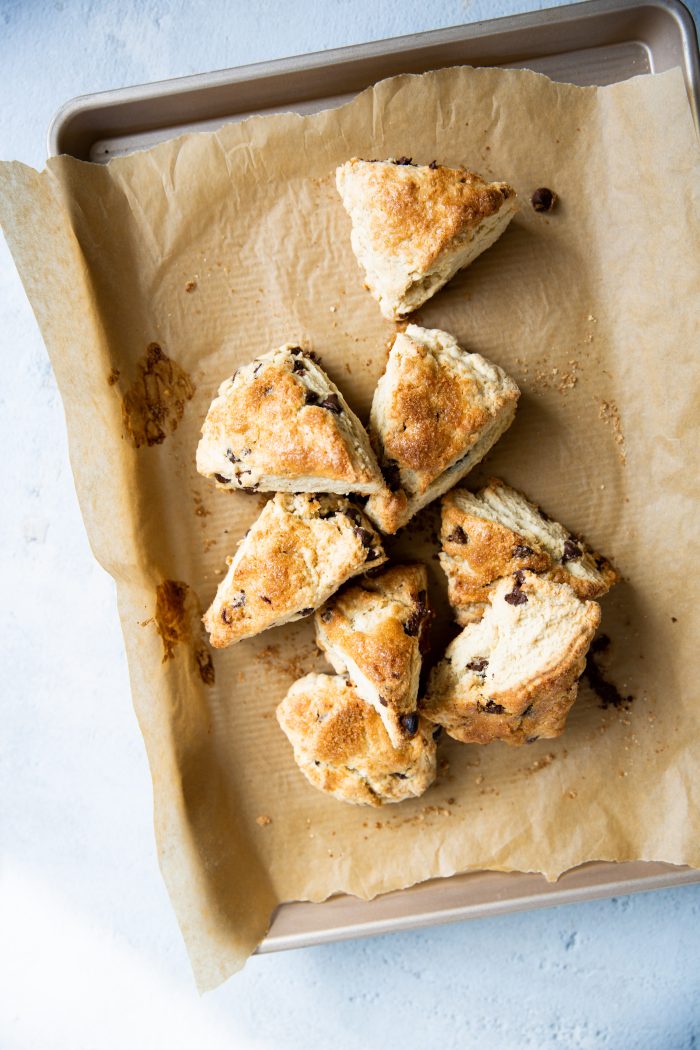 Scones de chocolate en una bandeja para hornear sobre una mesa.