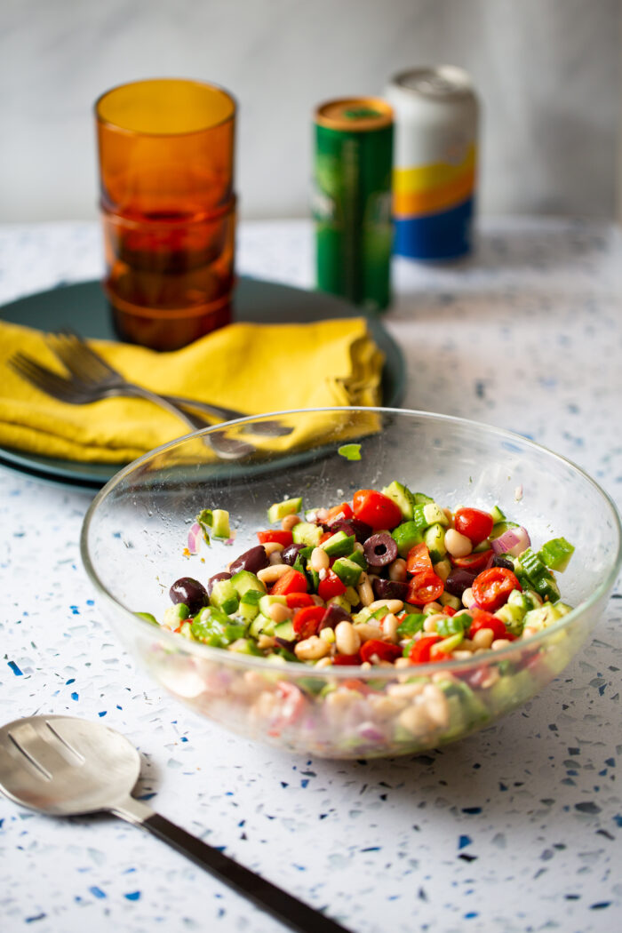 un tazon con ensalada de frijol blanco con tomate y pepino