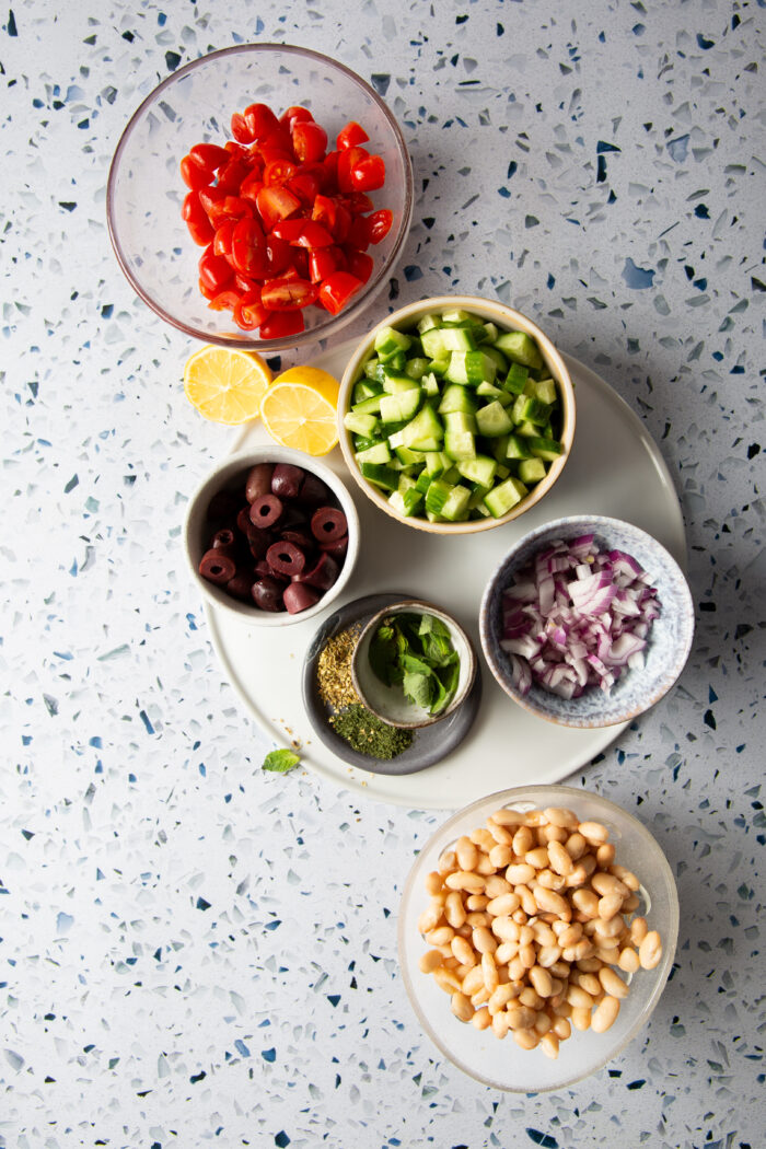 pepino, tomate en cuadritos y otros ingredientes en tazones 