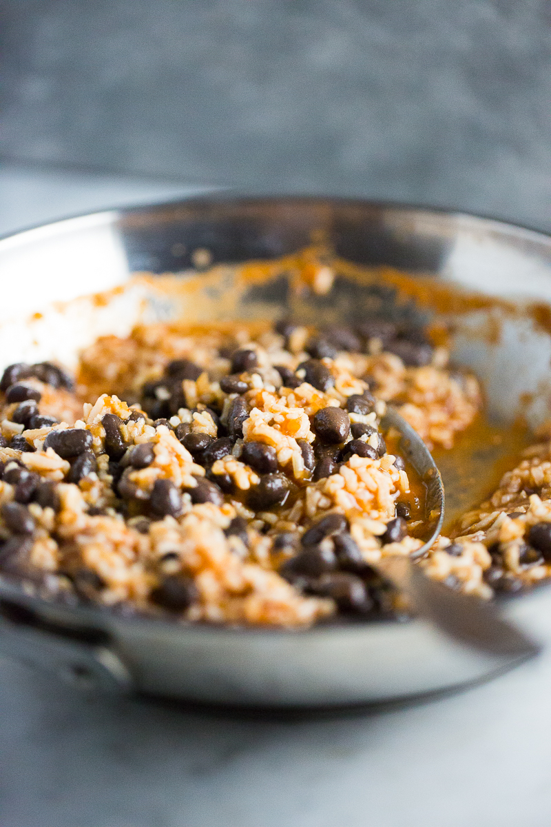 Mezcla de arroz, frijol y salsa de enchilada.