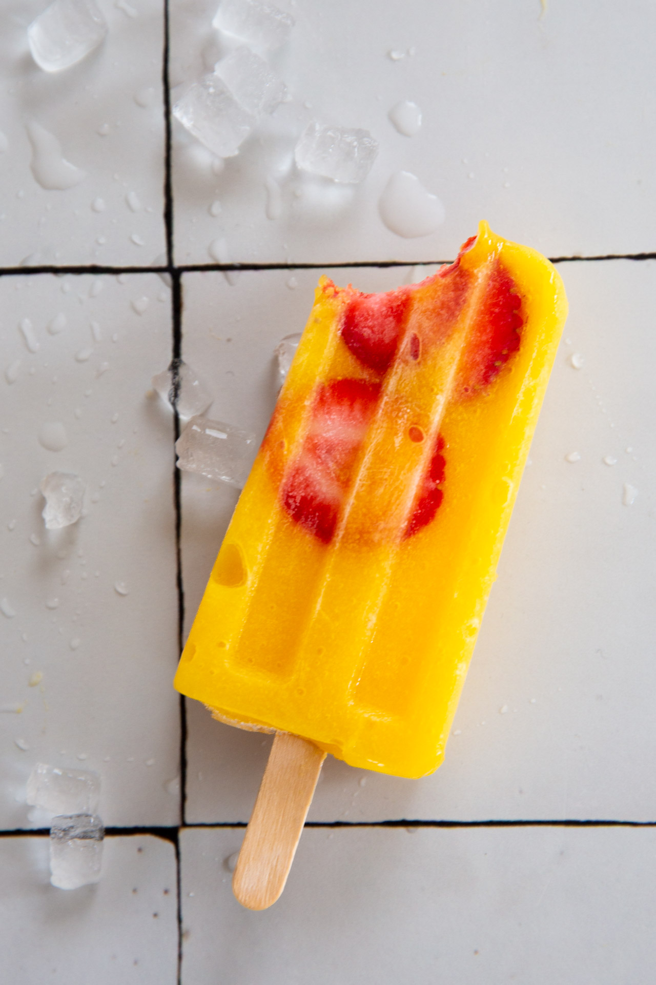 Paletas de mango y fresa sin azúcar hechas en casa - Piloncillo y Vainilla