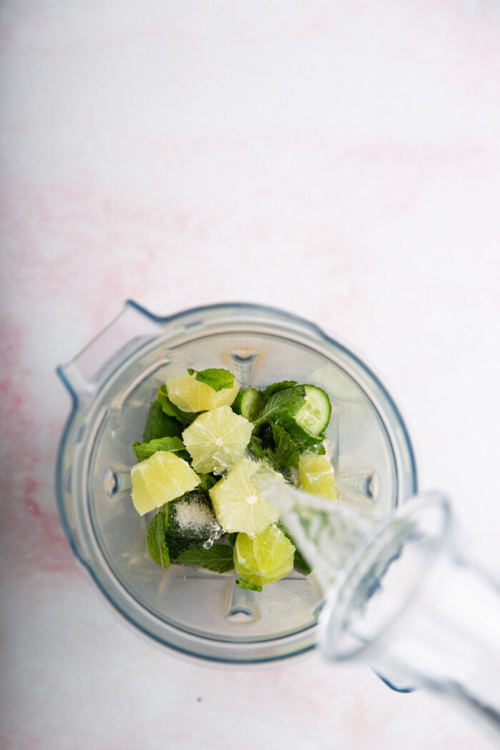 limones, menta y pepinos en el vaso de la licuadora