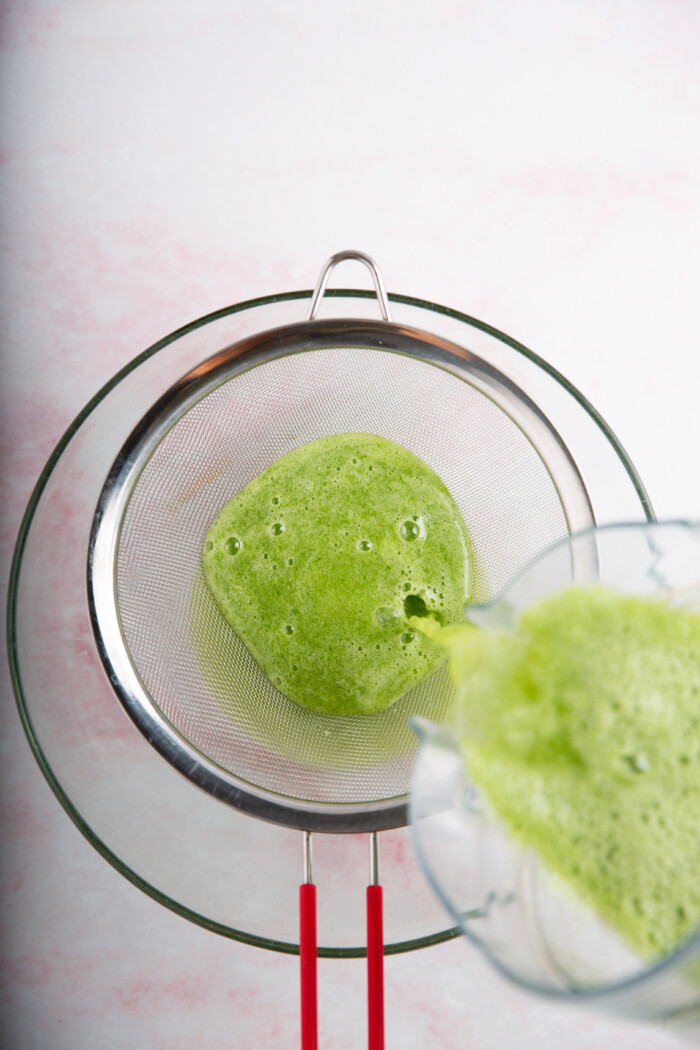 Colando agua de pepino con limón y menta