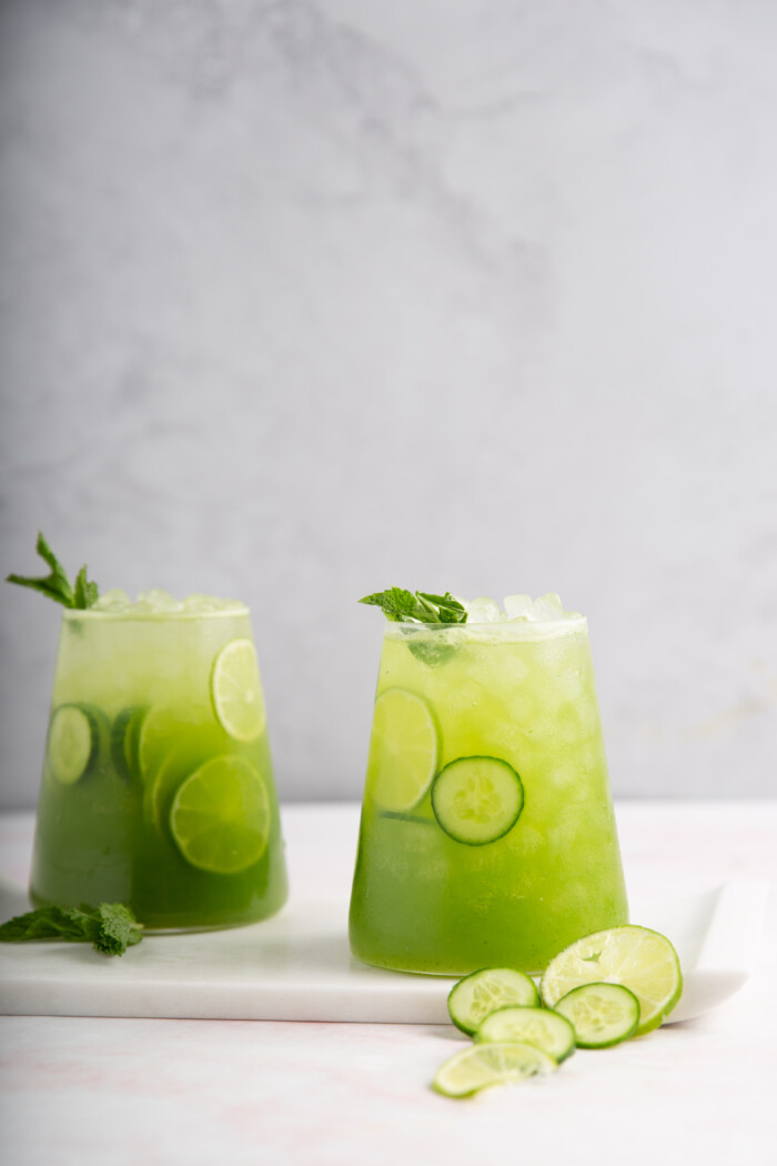 2 vasos de Agua fresca de pepino con limón y menta