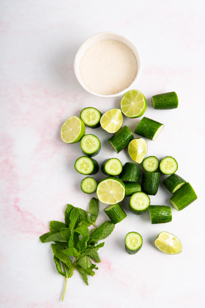 Agua fresca de pepino con limón y menta