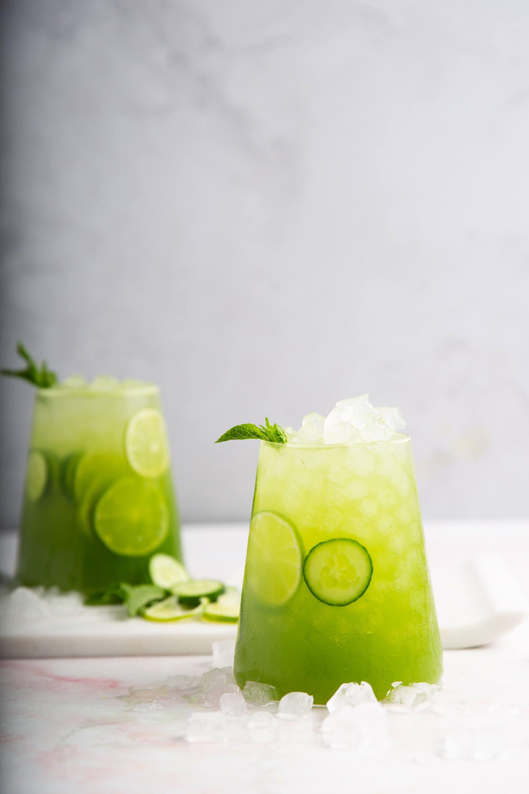 Agua fresca de pepino con limón y menta