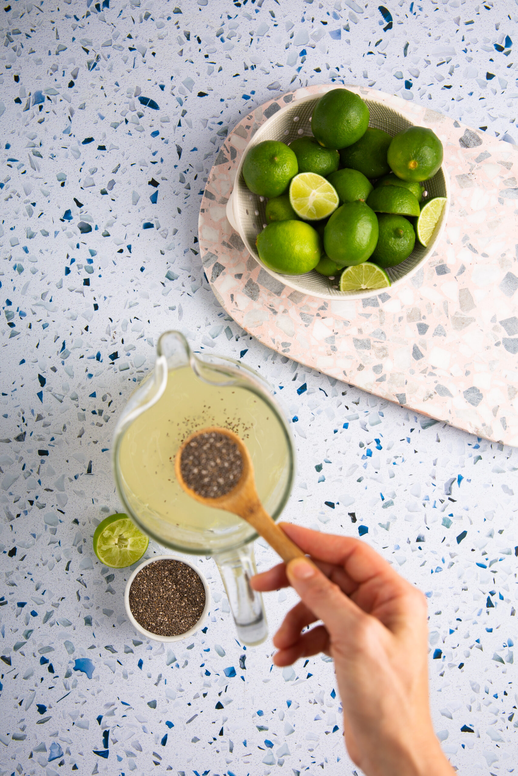 Una persona perfeccionando una limonada con semillas de chía.