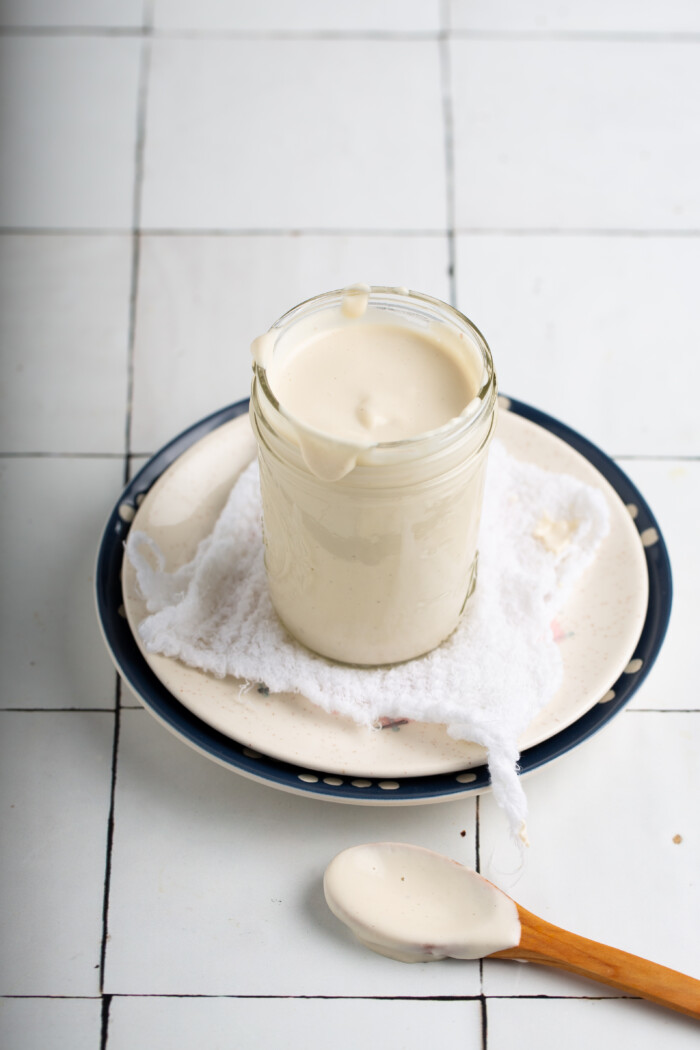 frasco de vidrio con crema agria vegana