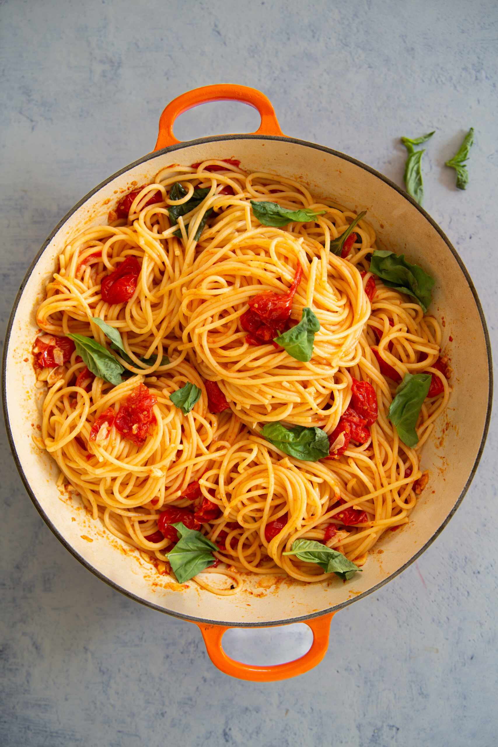 Pasta fresca de albahaca con salsa de tomates cherry