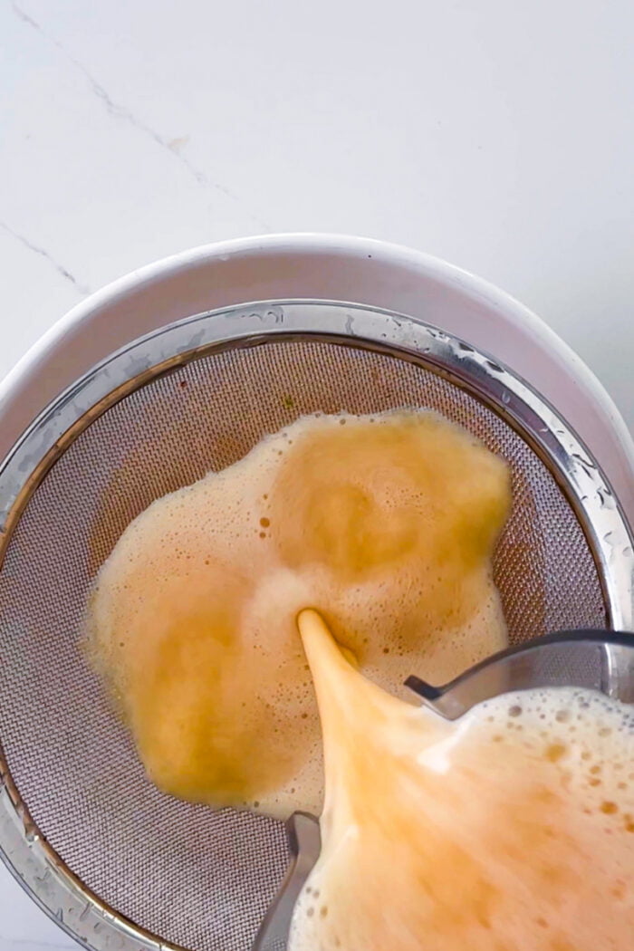 colando agua de melon