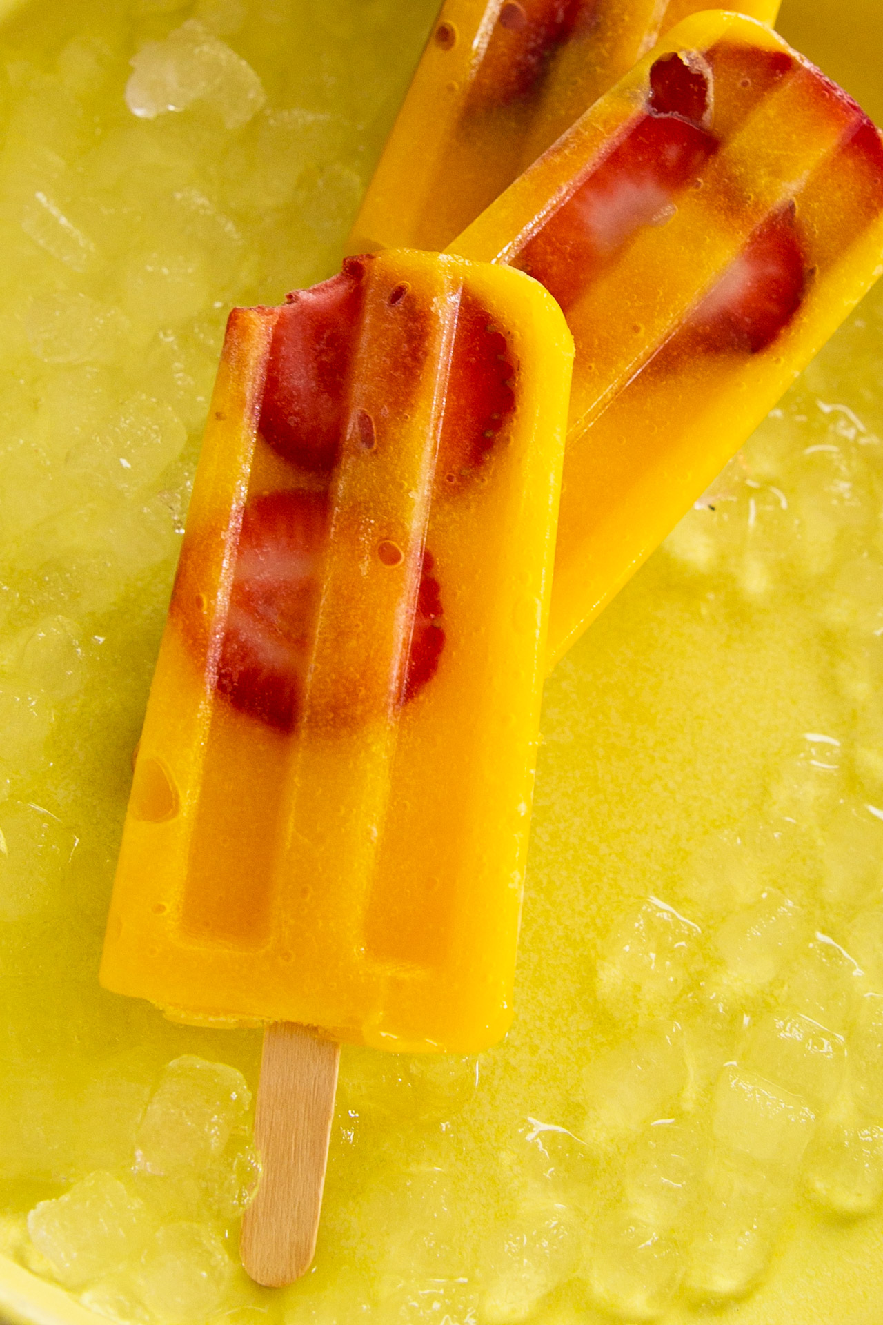 Paletas de mango y fresa sin azúcar hechas en casa - Piloncillo y Vainilla