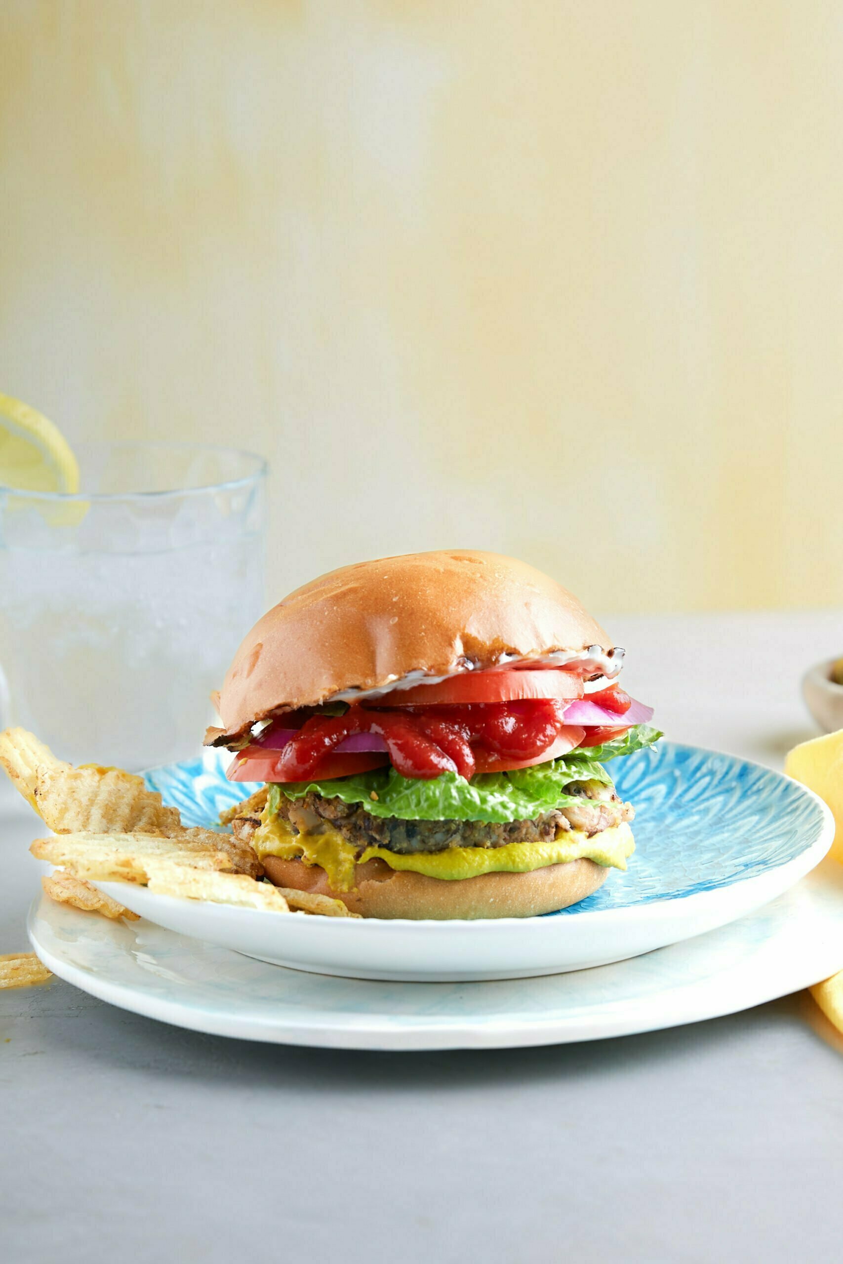 Una hamburguesa vegana en un plato.