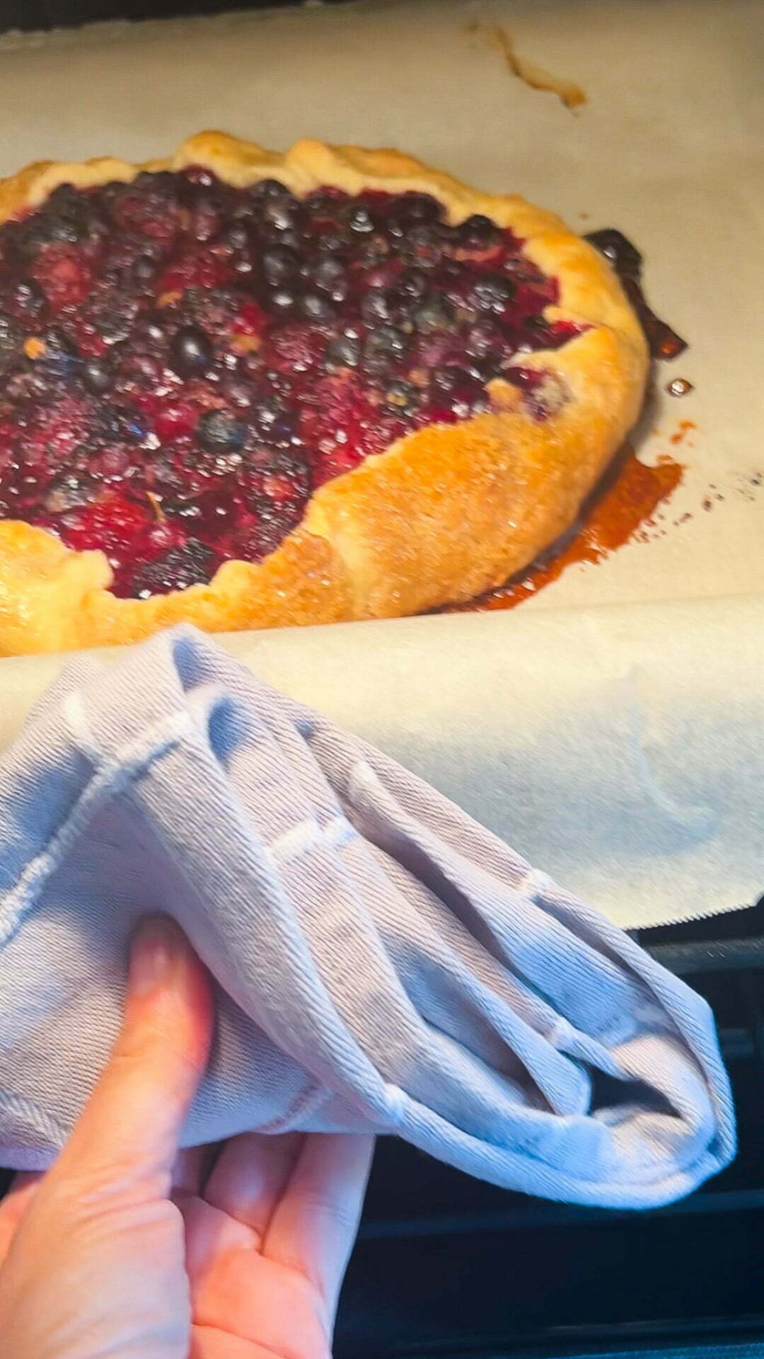 Galette de moras vegana con las orillas dobladas, lista para hornear.