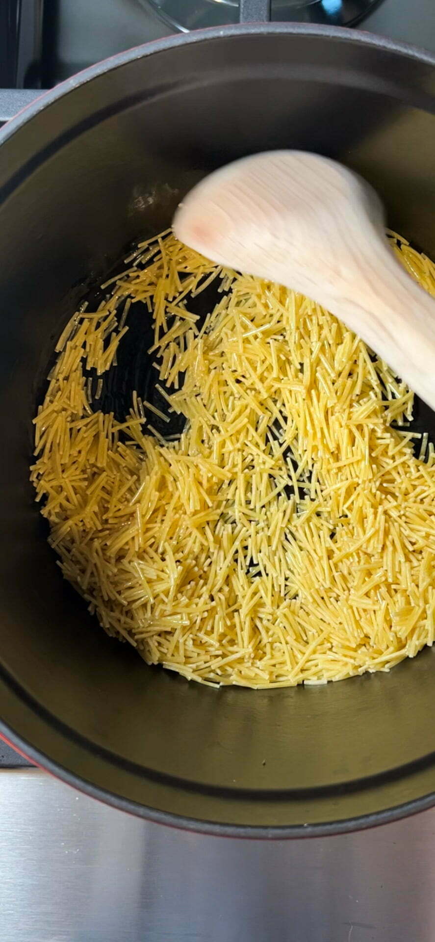 Fideos secos en una olla antes de dorar.