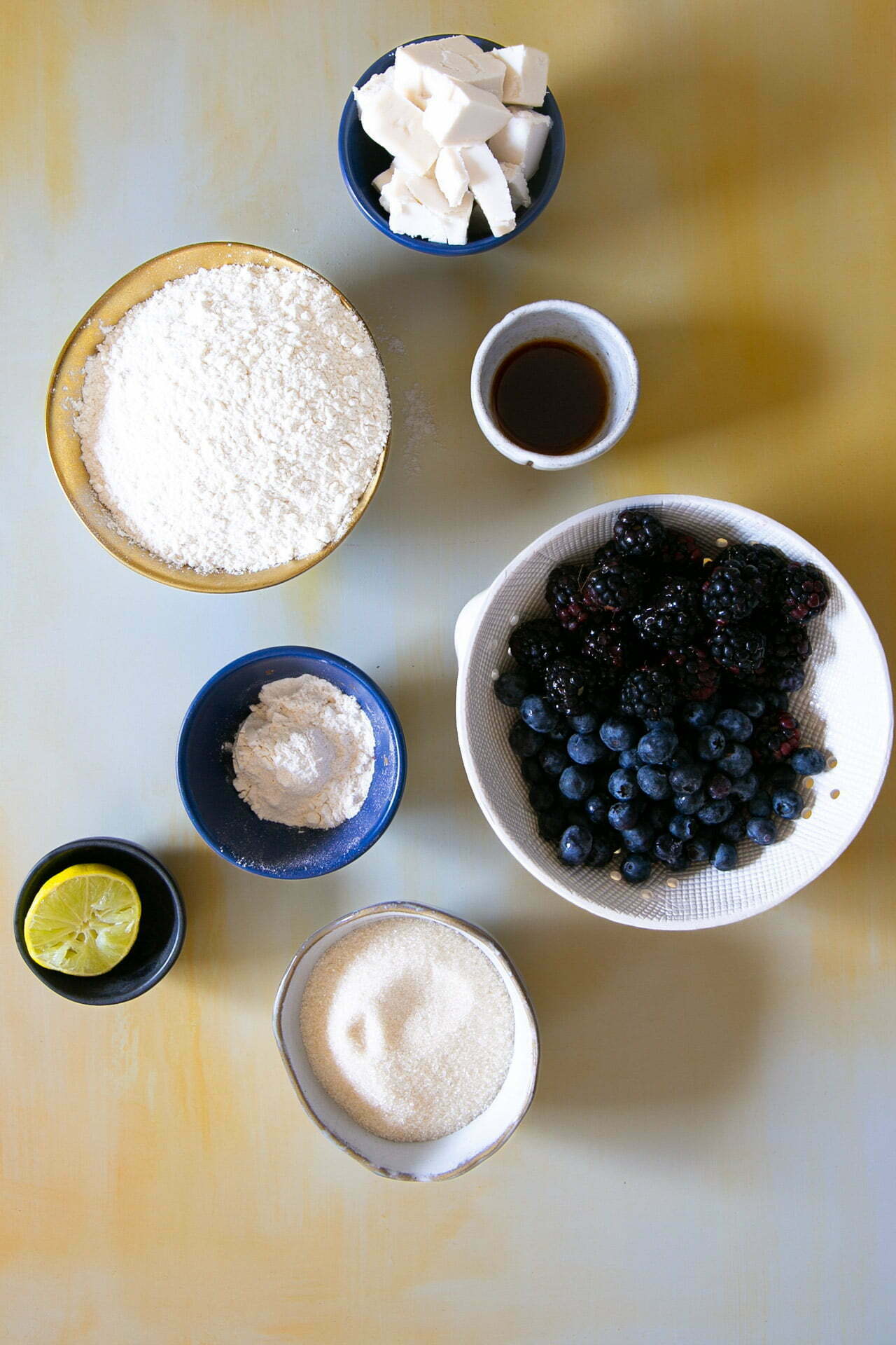 Galette de moras vegana armada antes de hornear, con moras mixtas y bordes de masa doblados.