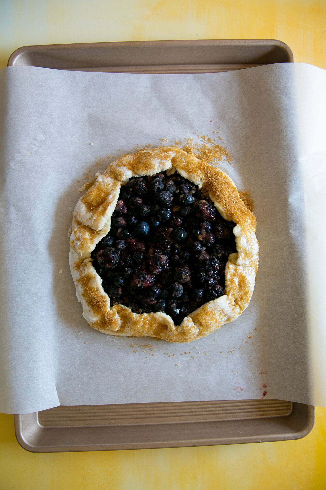 Ingredientes para galette de moras vegana acomodados sobre una superficie clara.