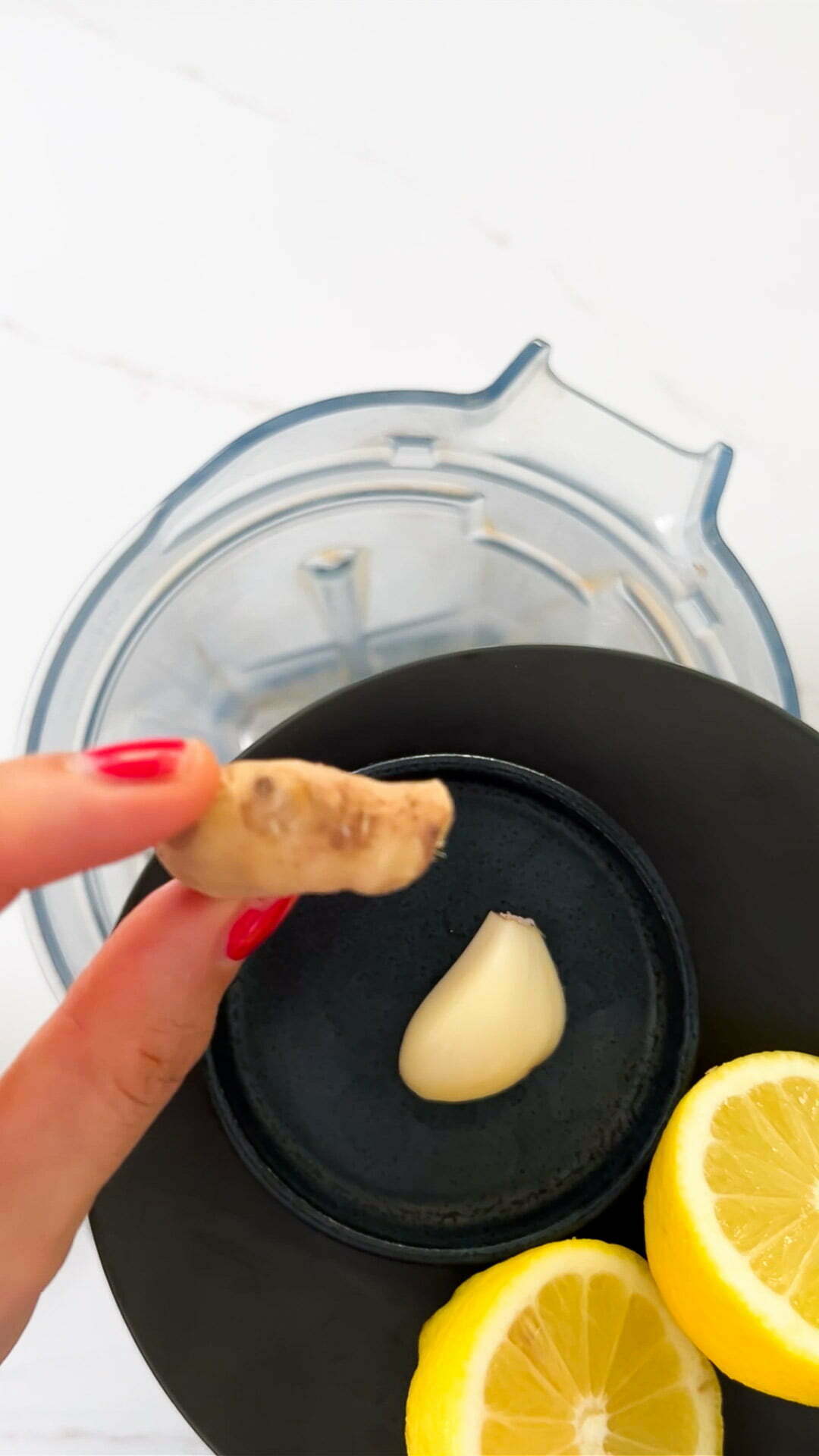 Ensalada de garbanzo al curry con farro y granada en un taz&oacute;n.