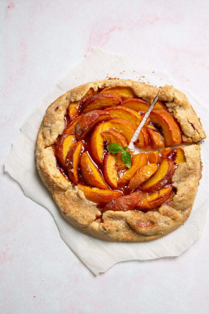 tatra rustica o galette de durazno recién salida del horno.