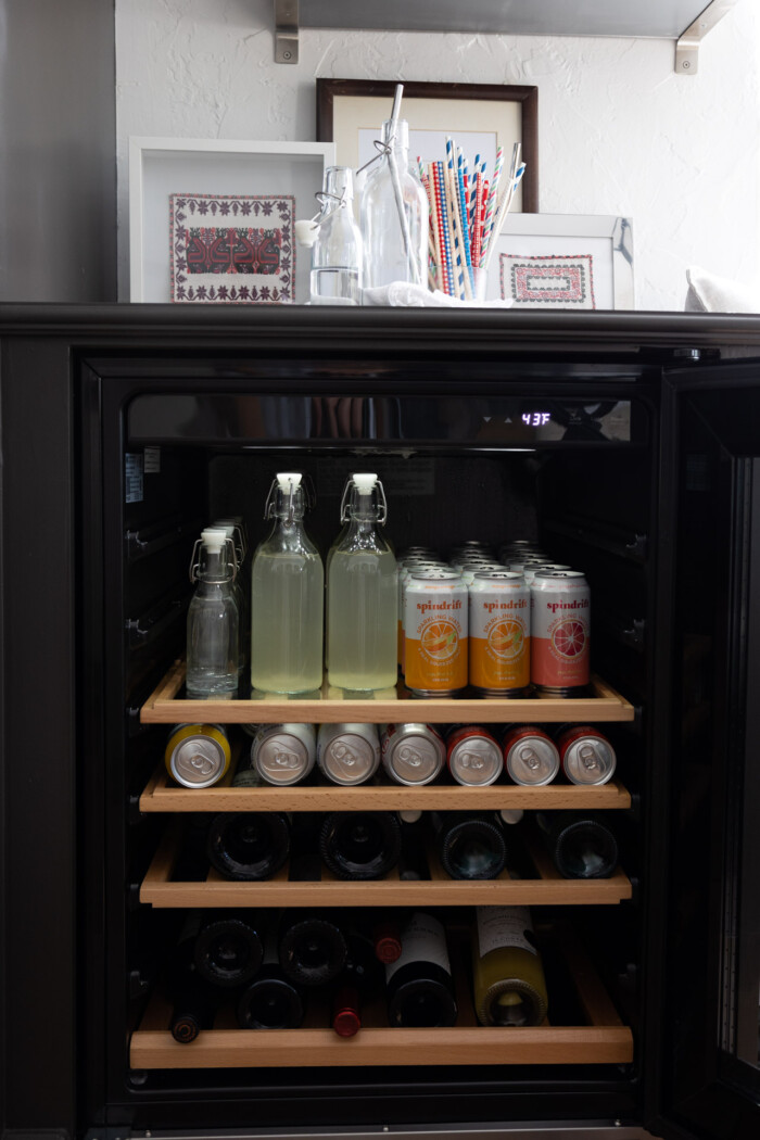 Refrigerador de bebidas lleno con botellas y latas