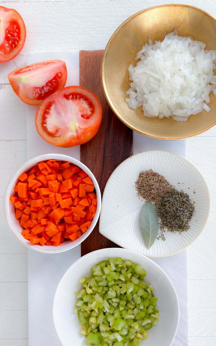 Ingredientes preparasos para hacer una sopa de lentejas estilo mexicano.