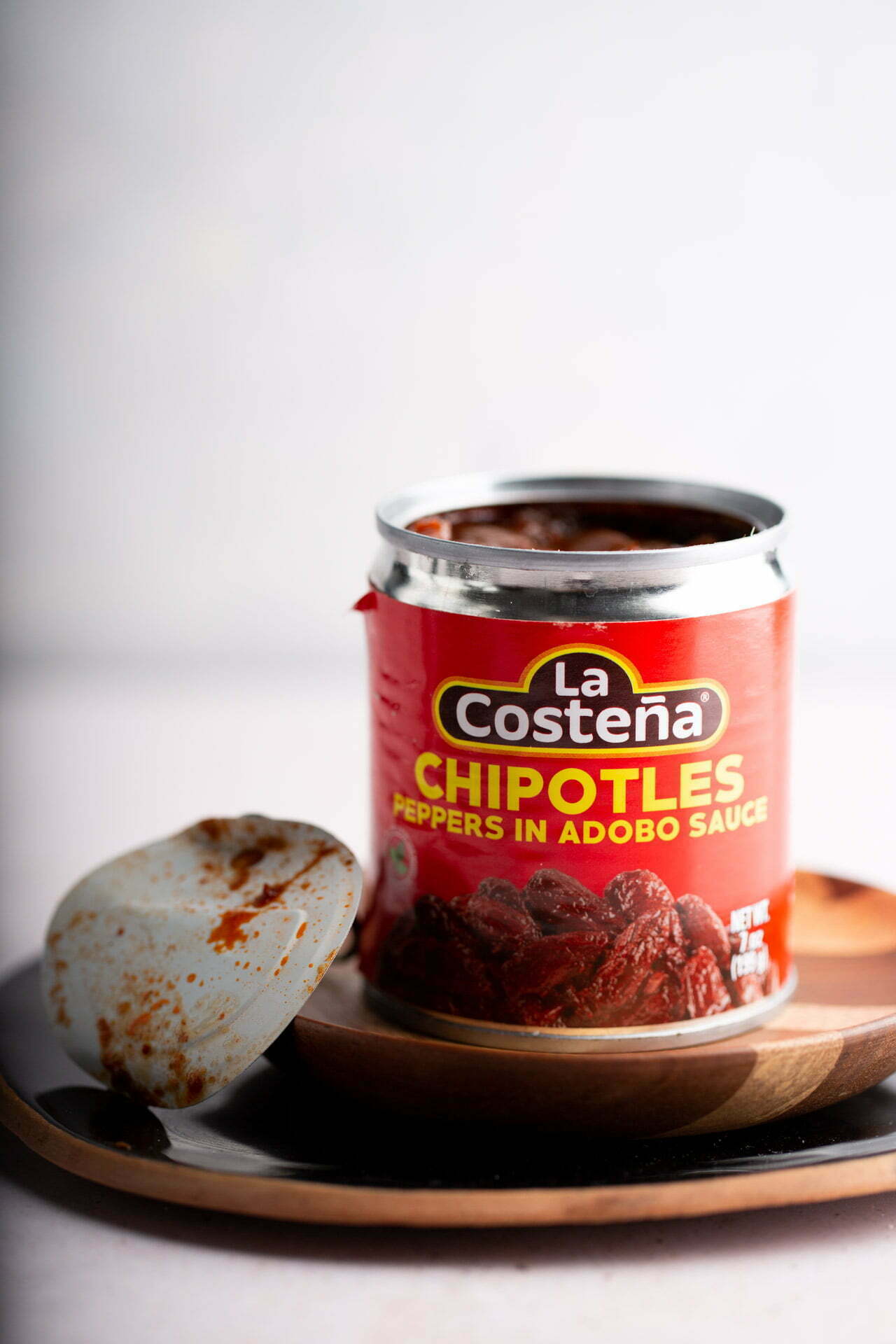 una lata de chiles chipotle en adobo