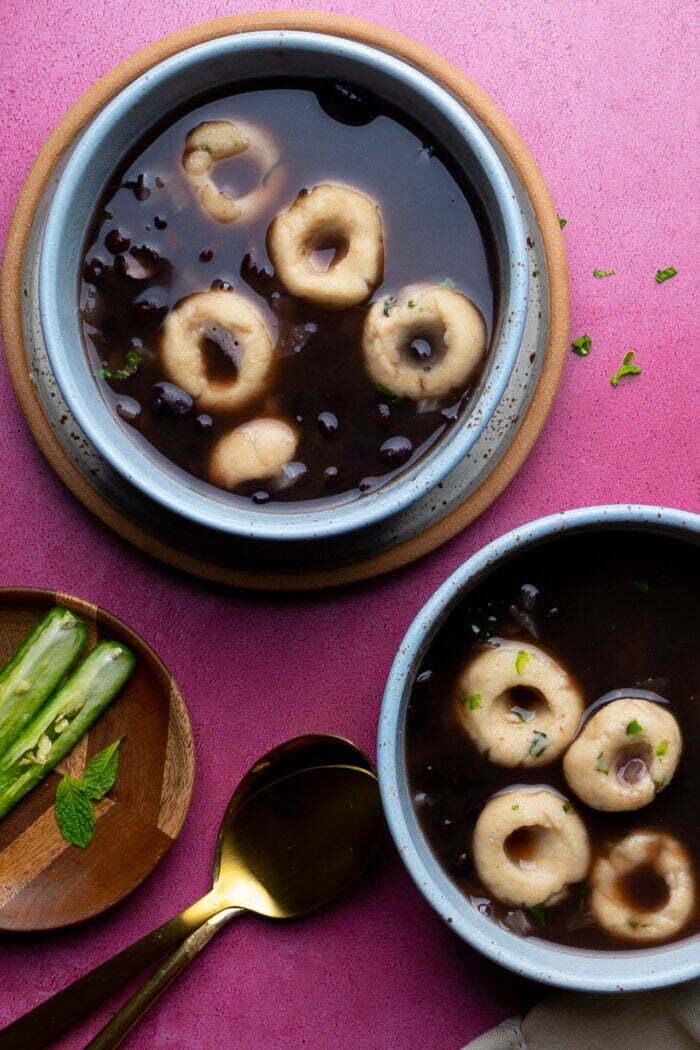 sopa de frijol negro con bolitas