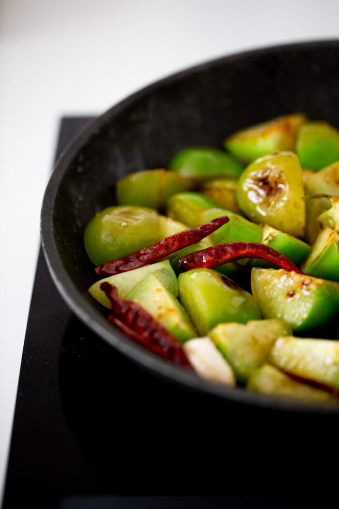 Tomatillos dorados con ajo y chile de arbol