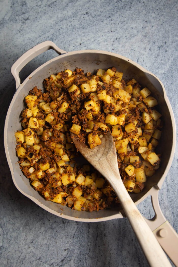 Papas con chorizo, papas a la sartén con chorizo.