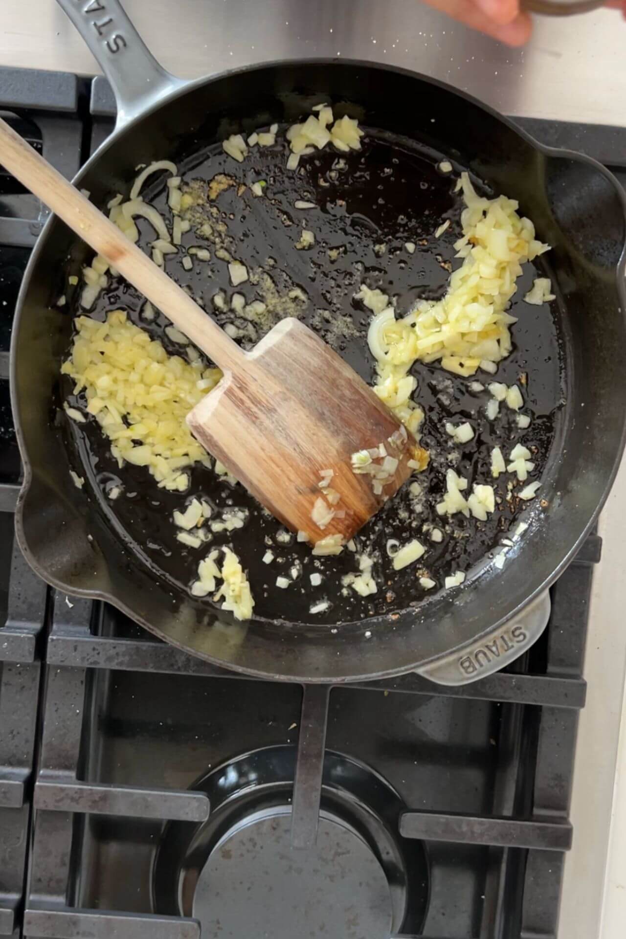 acitronando cebolla en un sartén