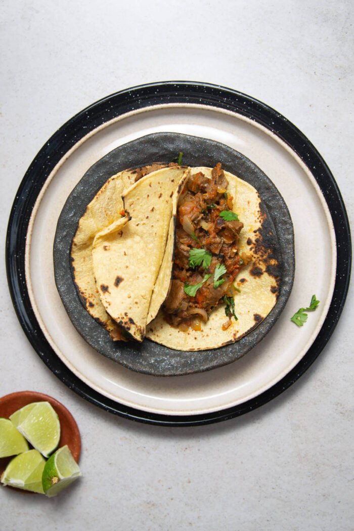 tacos de bistec a la mexicana sobre una pila de tres platos