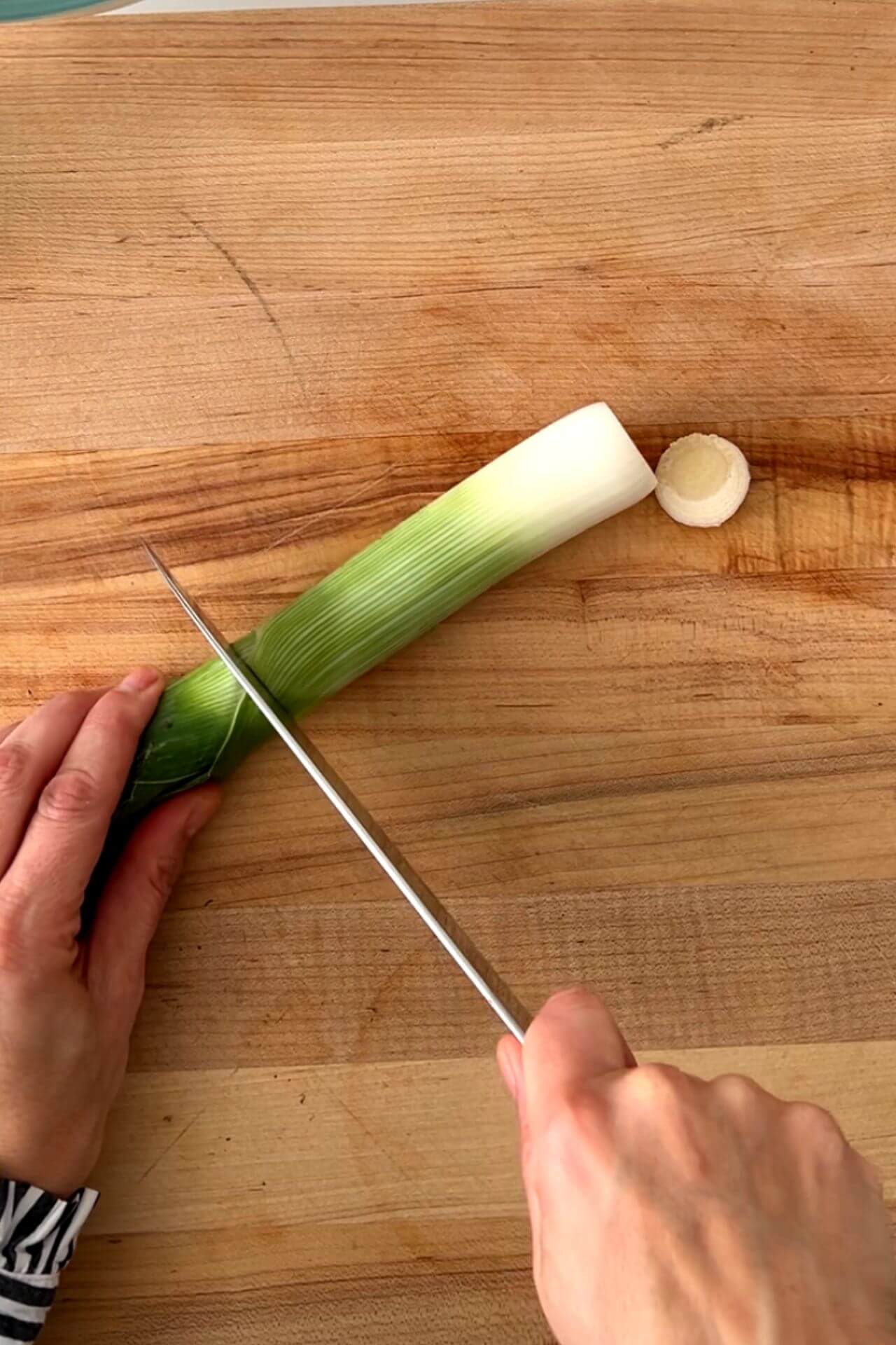 cortar las partes verde oscuro de un puerro