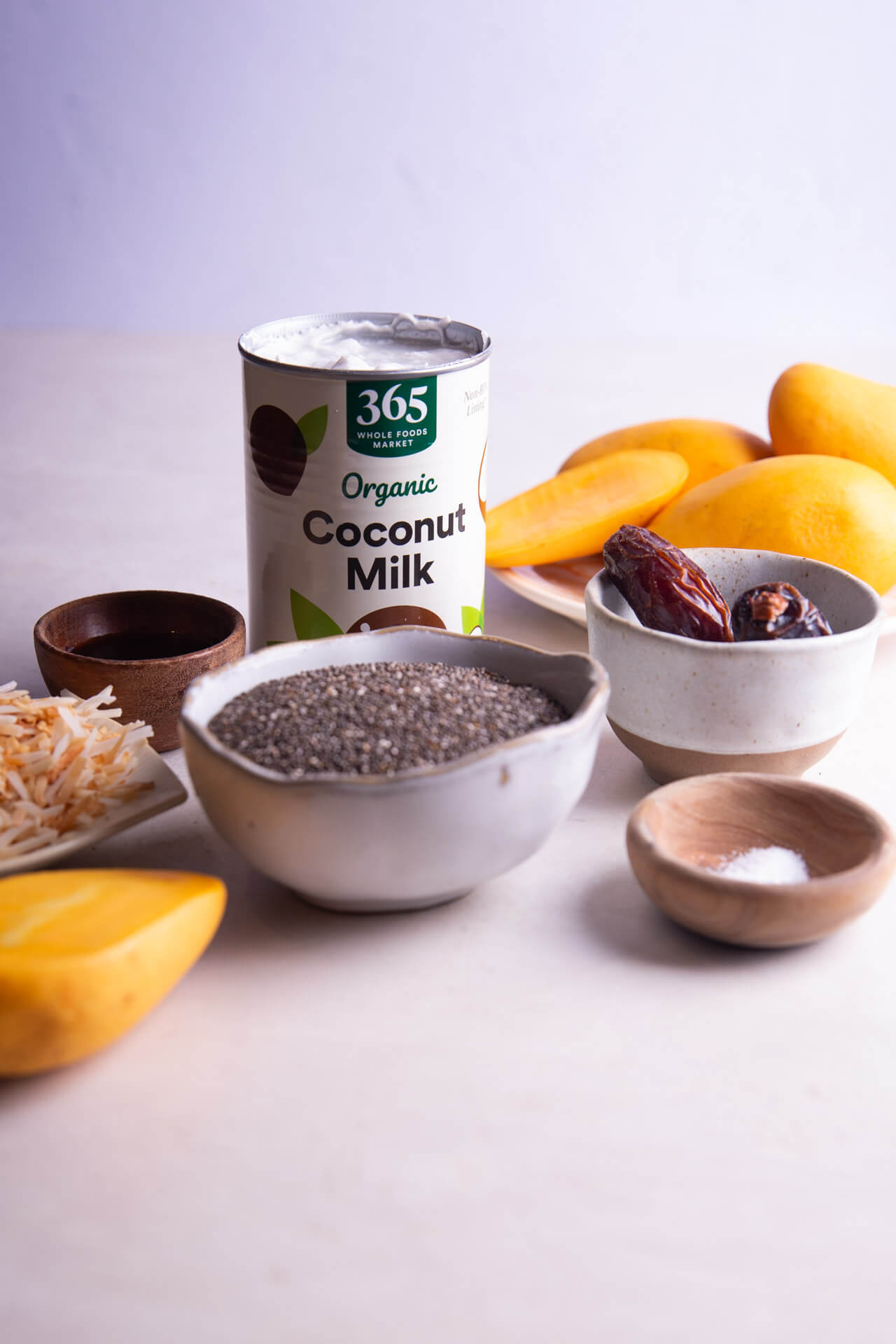 lata de leche de coco, semillas de chía, dátiles, mango y coco rallado tostado para hacer pudin de semillas de chía