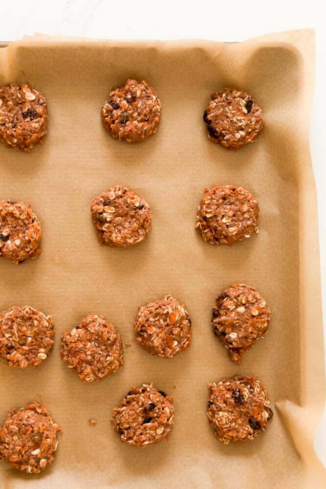 charola de horno con galletas crudas antes de meter al horno