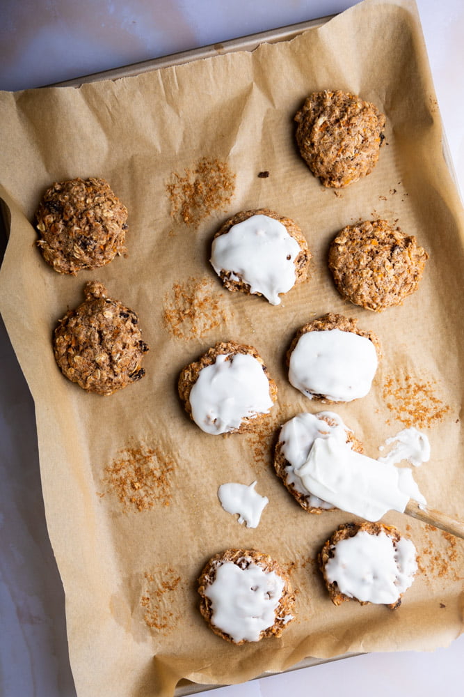 galletas de zanahoria en charola de horno con glasé de limón