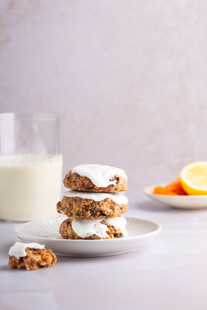 galletas de zanahoria de desayuno, una encima de la otra con un vaso de leche al fondo