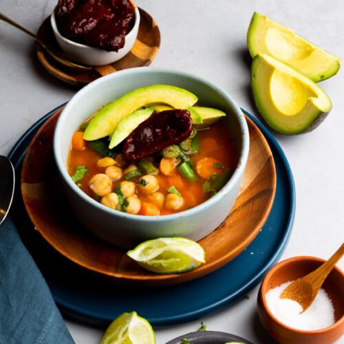 Caldo de pollo rojo con jitomate y chipotle