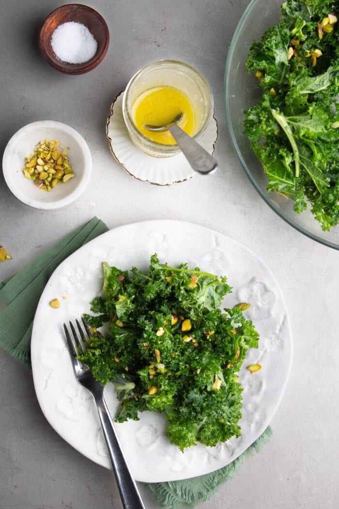 Ensalada de kale con aderezo de limón amarillo y pistaches.