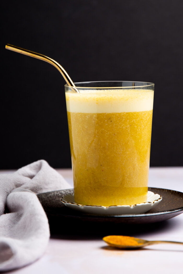 Smoothie de plátano con especias de leche dorada