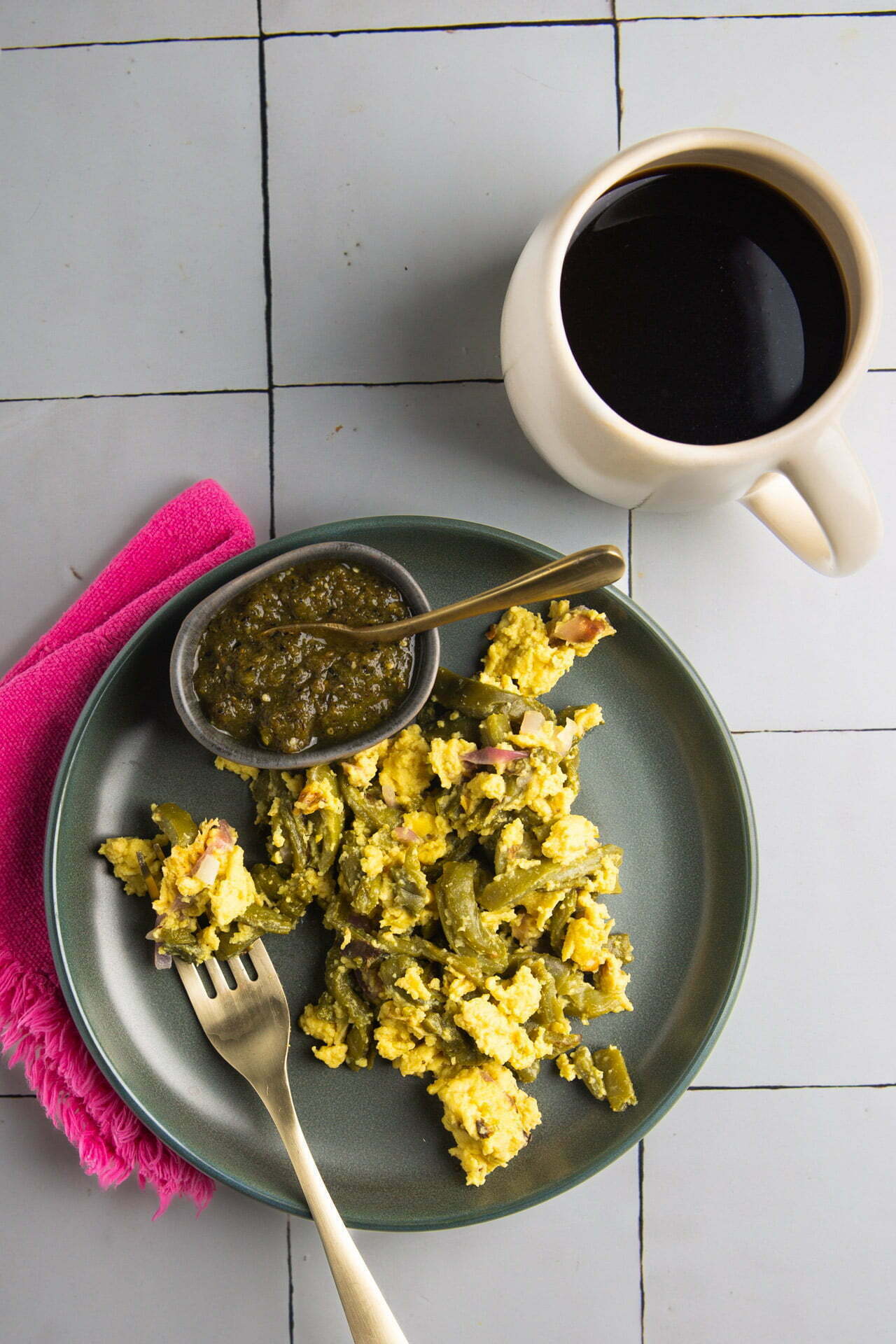 Nopales con huevo (vegano)