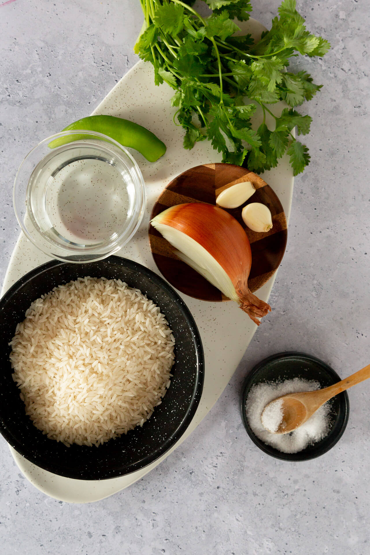 Ingredientes para arroz blanco mexicano: arroz de grano largo, cebolla, ajo, chile serrano y cilantro