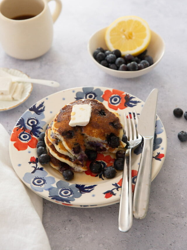 HOTCAKES DE BLUBERRIES Y LIMÓN AMARILLO