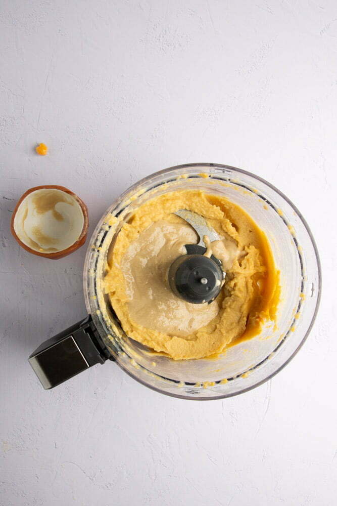 Haciendo hummus en el procesador de alimentos 